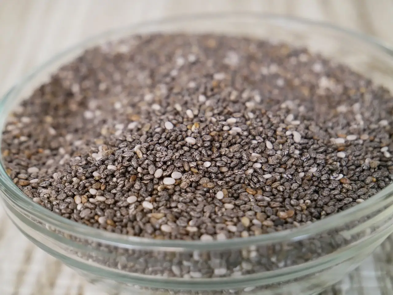 Vuoi un addome piatto? Bevi l’acqua ai semi di chia e guarda i risultati! Immagine selezionata