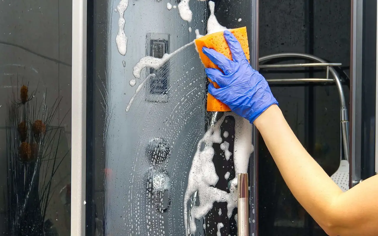 Come eliminare il calcare dalla doccia senza troppo sforzo Immagine selezionata