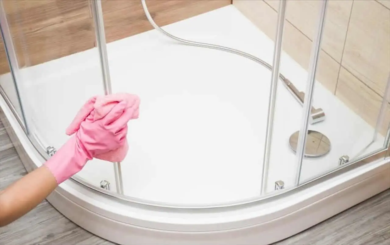 Come eliminare il calcare dalla doccia senza troppo sforzo Immagine selezionata