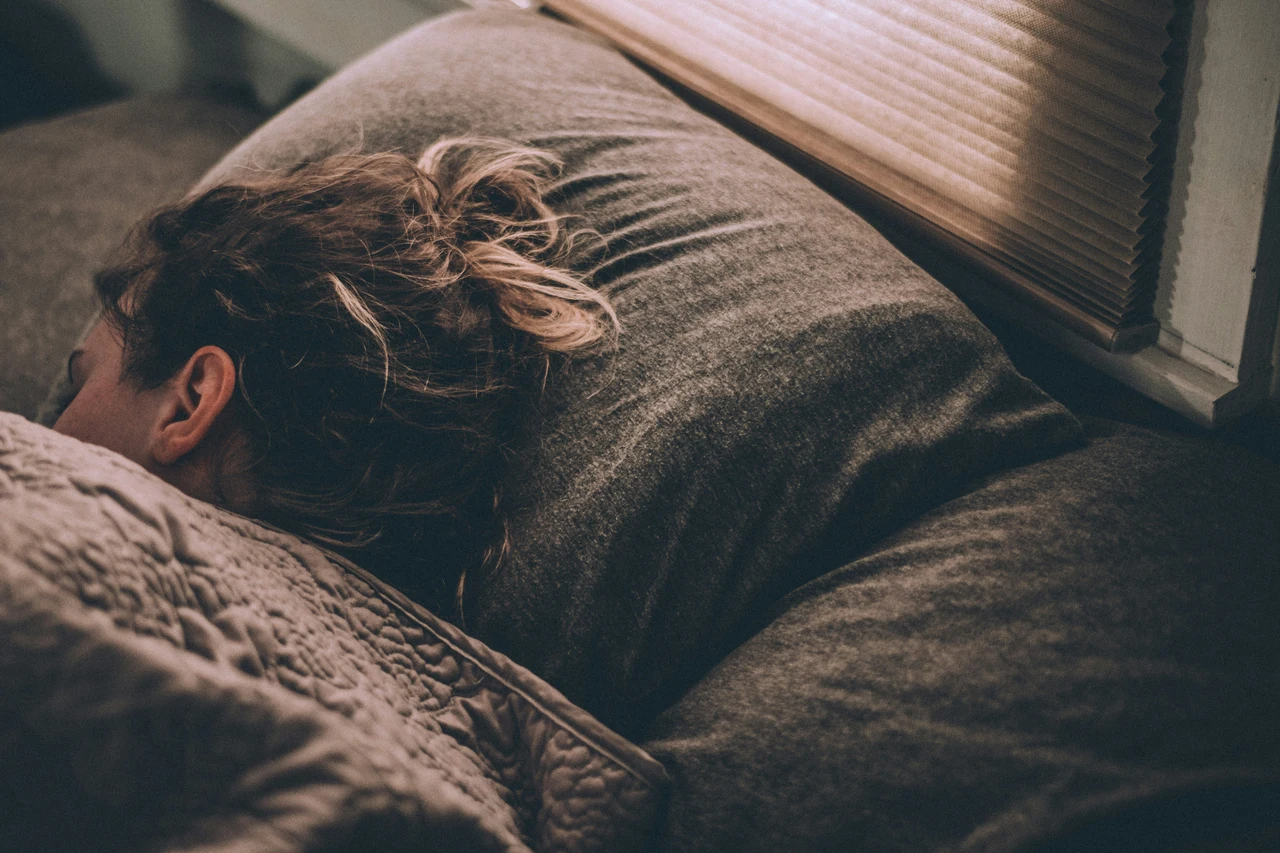 Come sgonfiare la pancia prima di andare a dormire: il rituale che funziona davvero Come sgonfiare la pancia prima di andare a dormire: il rituale che funziona davvero