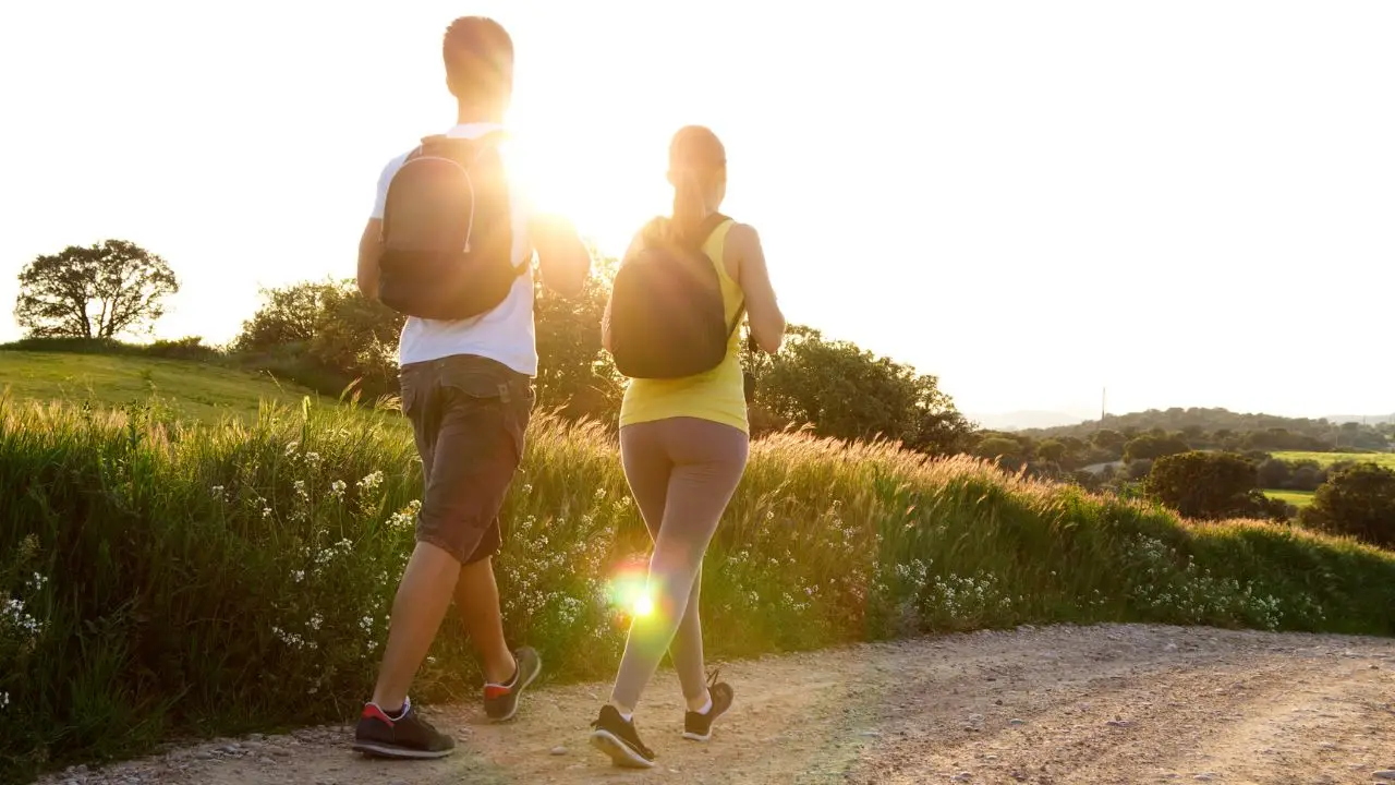Camminare per sgonfiare la pancia: quanti minuti servono e quando farlo Camminare per sgonfiare la pancia: quanti minuti servono e quando farlo