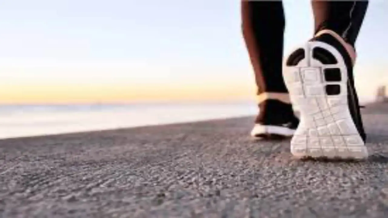 Camminare per sgonfiare la pancia: quanti minuti servono e quando farlo Camminare per sgonfiare la pancia: quanti minuti servono e quando farlo