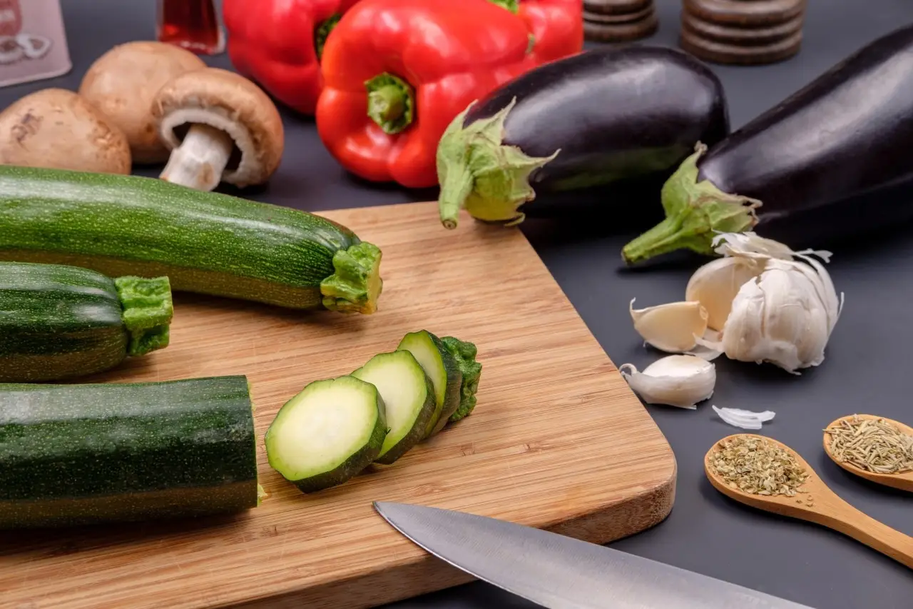 Stitichezza e gonfiore? Ecco i 5 cibi che aiutano a liberare l’intestino Stitichezza e gonfiore? Ecco i 5 cibi che aiutano a liberare l’intestino