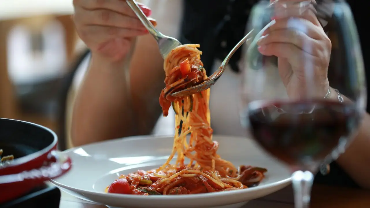 Mangiare lentamente aiuta davvero a sgonfiare la pancia? Ecco cosa dice la scienza Mangiare lentamente aiuta davvero a sgonfiare la pancia? Ecco cosa dice la scienza