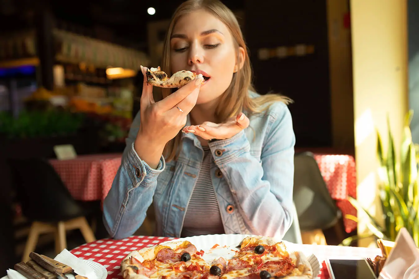 Mangiare lentamente aiuta davvero a sgonfiare la pancia? Ecco cosa dice la scienza Mangiare lentamente aiuta davvero a sgonfiare la pancia? Ecco cosa dice la scienza