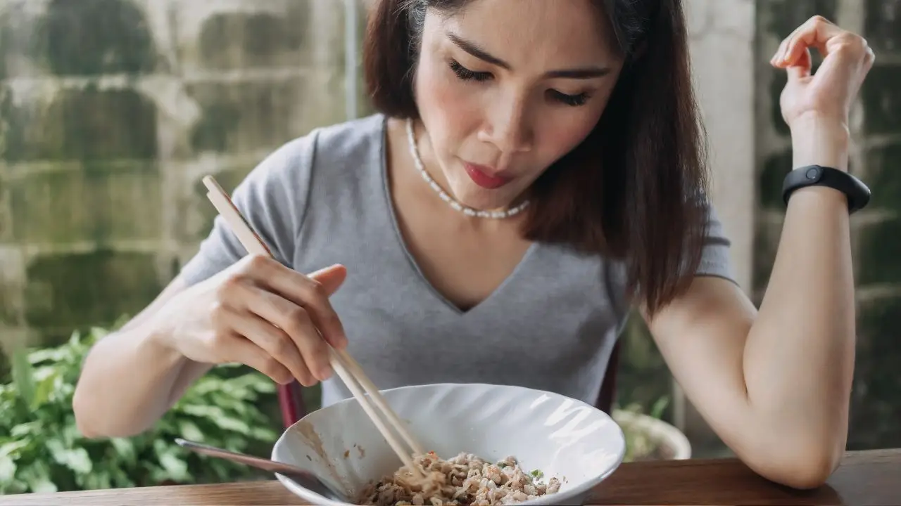 Mangiare lentamente aiuta davvero a sgonfiare la pancia? Ecco cosa dice la scienza Mangiare lentamente aiuta davvero a sgonfiare la pancia? Ecco cosa dice la scienza