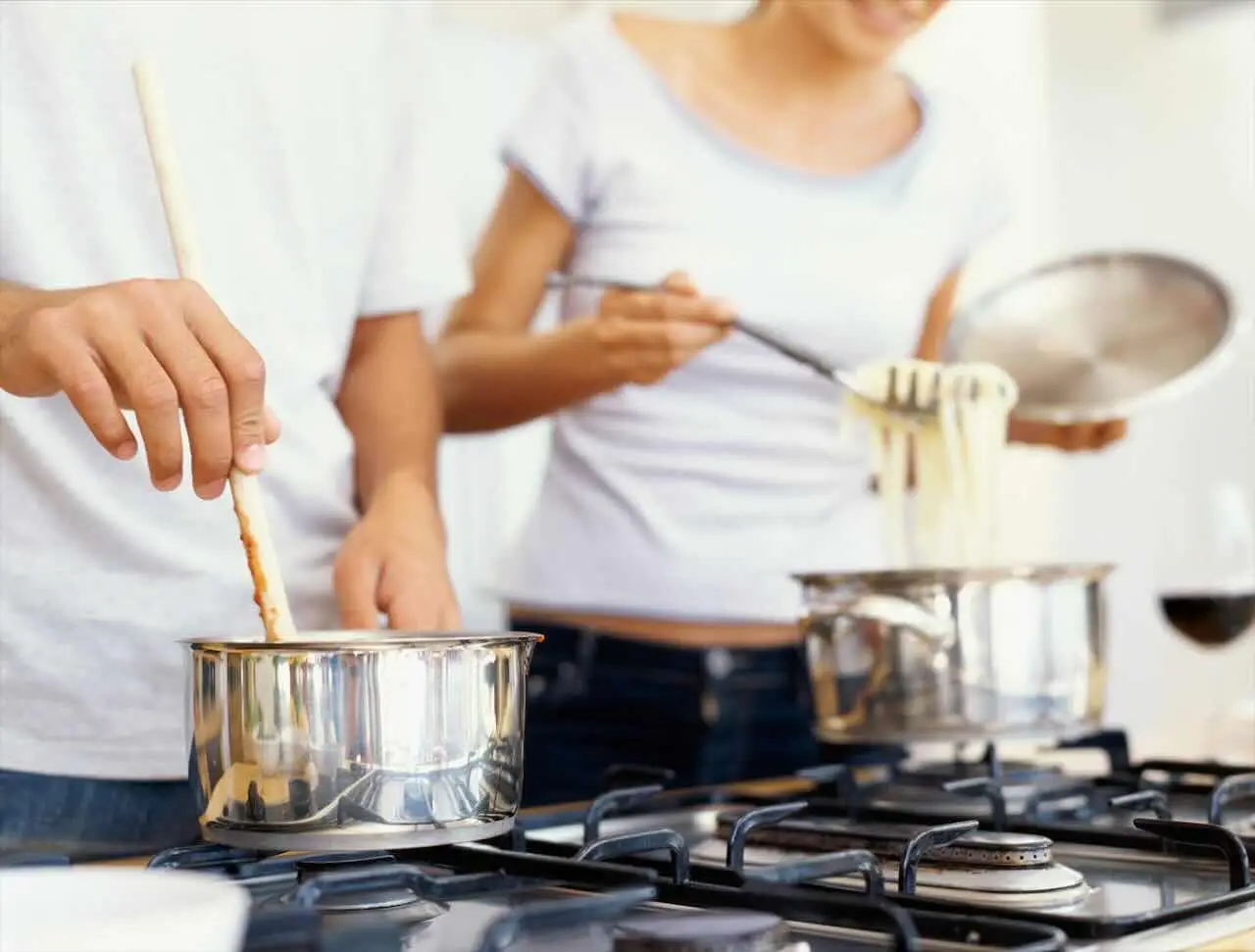 Come evitare la pancia gonfia quando mangi fuori casa: il trucco dei nutrizionisti Come evitare la pancia gonfia quando mangi fuori casa: il trucco dei nutrizionisti