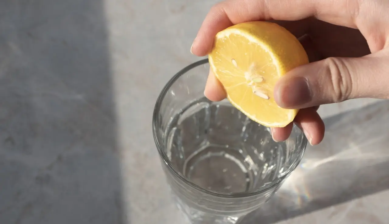 Acqua tiepida al limone: verità e falsi miti sull’effetto sgonfiante Acqua tiepida al limone: verità e falsi miti sull’effetto sgonfiante