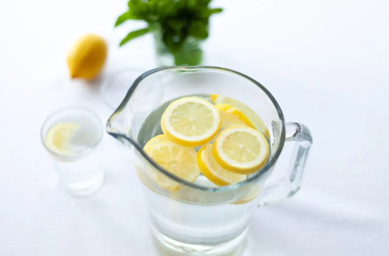 Acqua tiepida al limone: verità e falsi miti sull’effetto sgonfiante Acqua tiepida al limone: verità e falsi miti sull’effetto sgonfiante