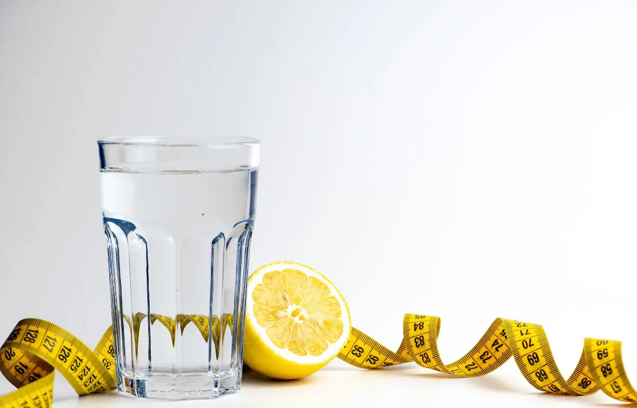 Acqua tiepida al limone: verità e falsi miti sull’effetto sgonfiante Acqua tiepida al limone: verità e falsi miti sull’effetto sgonfiante
