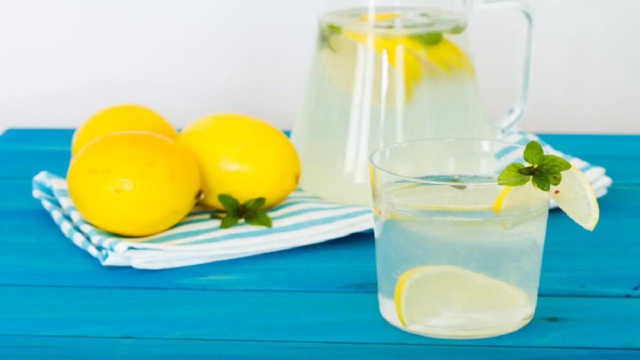 Acqua tiepida al limone: verità e falsi miti sull’effetto sgonfiante Acqua tiepida al limone: verità e falsi miti sull’effetto sgonfiante