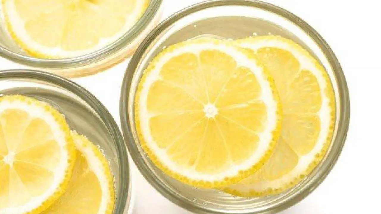 Acqua tiepida al limone: verità e falsi miti sull’effetto sgonfiante Acqua tiepida al limone: verità e falsi miti sull’effetto sgonfiante