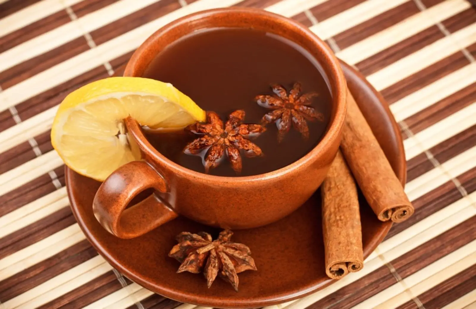 Come scegliere gli ingredienti per una tisana digestiva secondo l’erborista Come scegliere gli ingredienti per una tisana digestiva secondo l’erborista