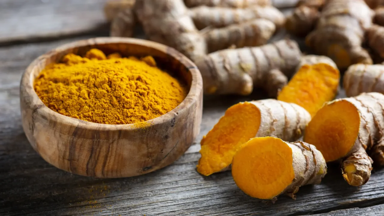 Bevanda a base di curcuma: perché può aiutare la salute articolare secondo il fitoterapeuta Bevanda a base di curcuma: perché può aiutare la salute articolare secondo il fitoterapeuta
