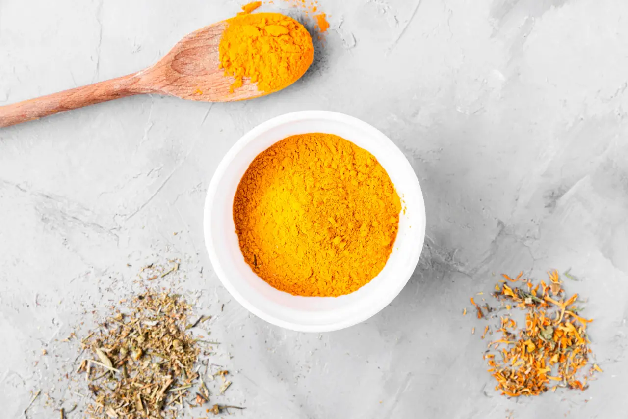 Bevanda a base di curcuma: perché può aiutare la salute articolare secondo il fitoterapeuta Bevanda a base di curcuma: perché può aiutare la salute articolare secondo il fitoterapeuta