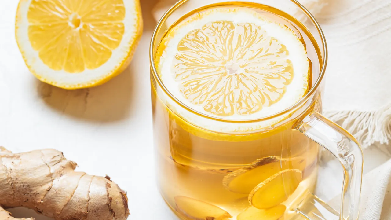 Infuso di zenzero e limone: benefici per il sistema immunitario nelle sere fredde Infuso di zenzero e limone: benefici per il sistema immunitario nelle sere fredde