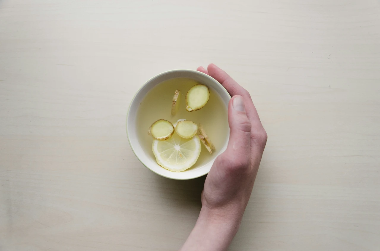 Infuso di zenzero e limone: benefici per il sistema immunitario nelle sere fredde Infuso di zenzero e limone: benefici per il sistema immunitario nelle sere fredde