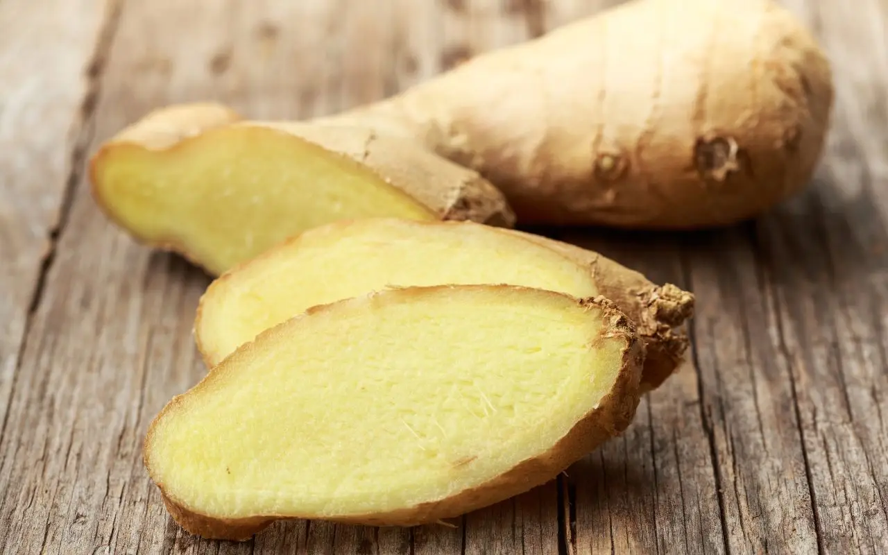 Infuso di zenzero e limone: benefici per il sistema immunitario nelle sere fredde Infuso di zenzero e limone: benefici per il sistema immunitario nelle sere fredde