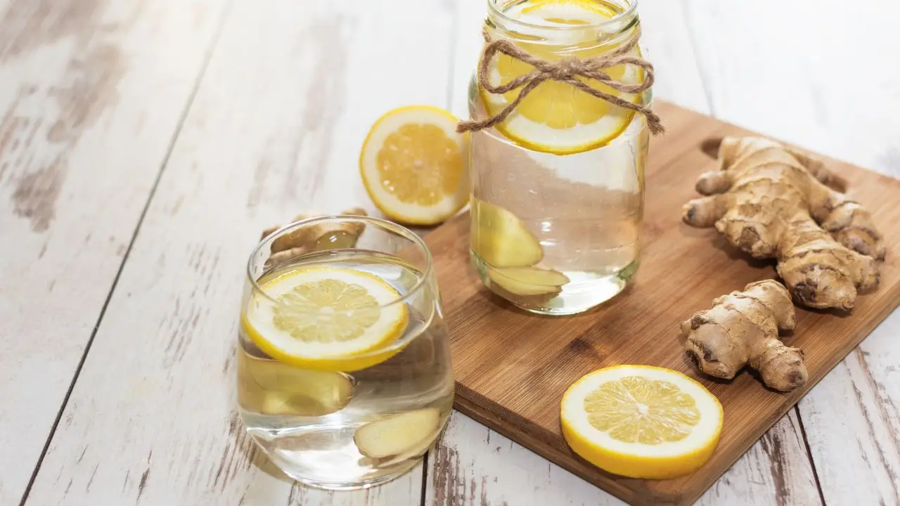 Infuso di zenzero e limone: benefici per il sistema immunitario nelle sere fredde Infuso di zenzero e limone: benefici per il sistema immunitario nelle sere fredde