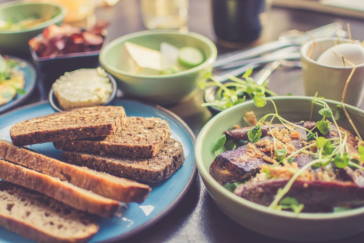 Cosa mangiare la sera per favorire la digestione: i consigli del gastroenterologo Cosa mangiare la sera per favorire la digestione: i consigli del gastroenterologo